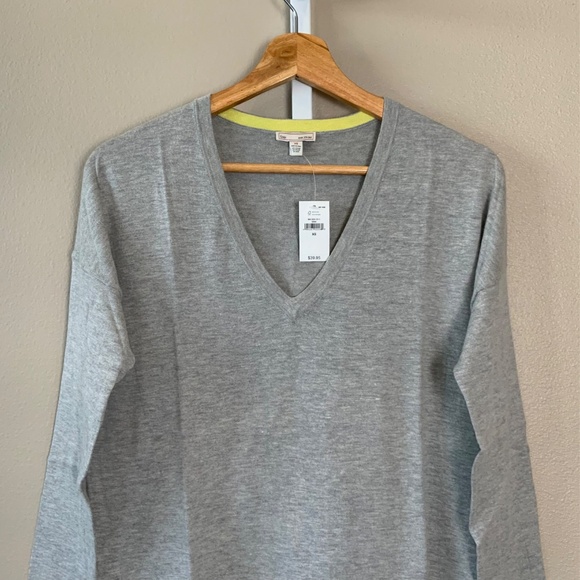 GAP Luxelight Perfect V-neck Sweater - Picture 3 of 16